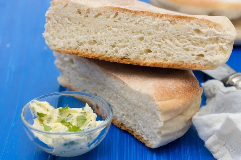 Bolo de Caco com Manteiga de Alho e Ervas: Uma Magia das Ilhas