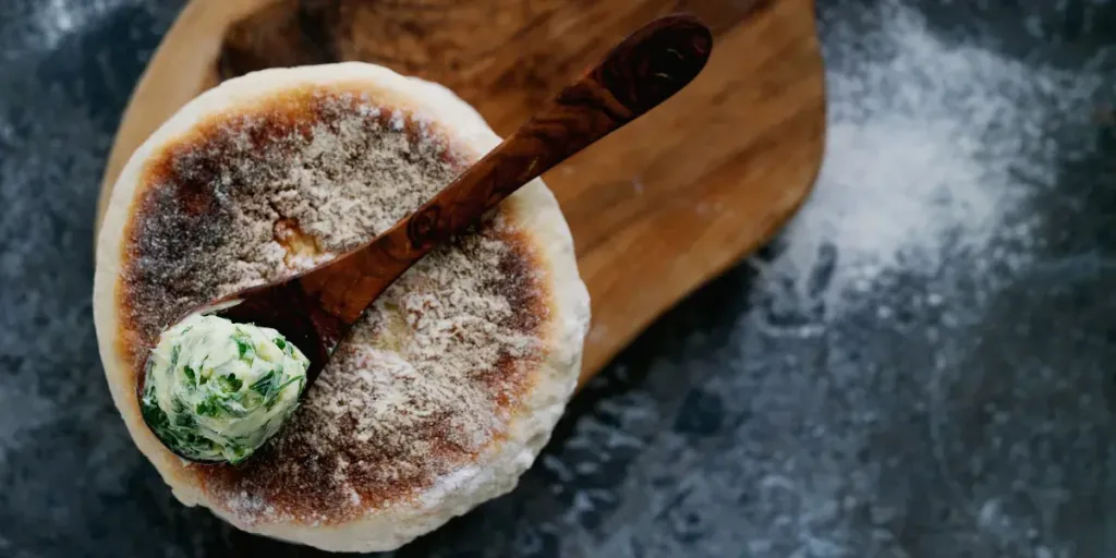 Bolo de Caco com Manteiga de Alho e Ervas: Uma Magia das Ilhas