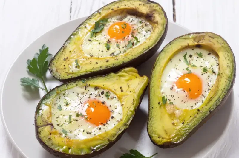 Abacate Recheado com Ovo no Forno: Uma Sinergia Nutritiva